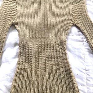 Thin elegant Jacob sweater with flare sleeves.